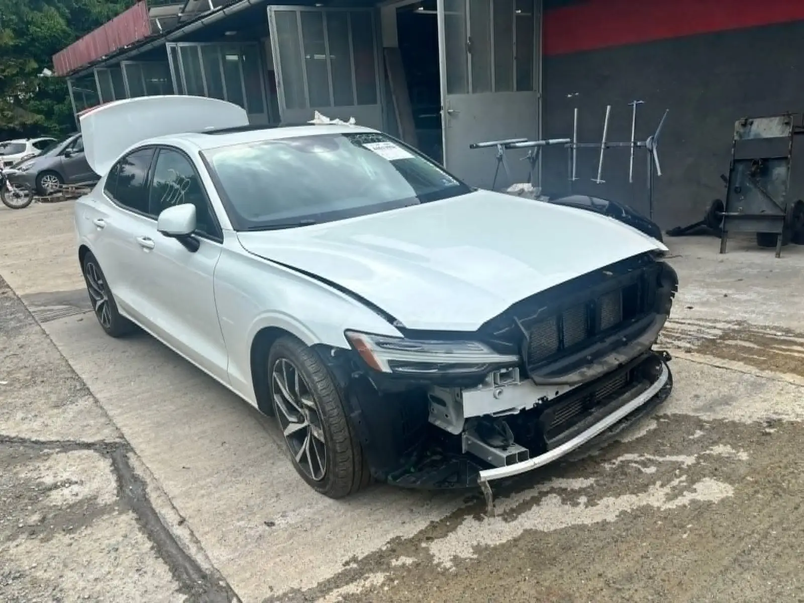 Volvo S60 po szkodzie czołowej – ekspertyza techniczna pojazdu