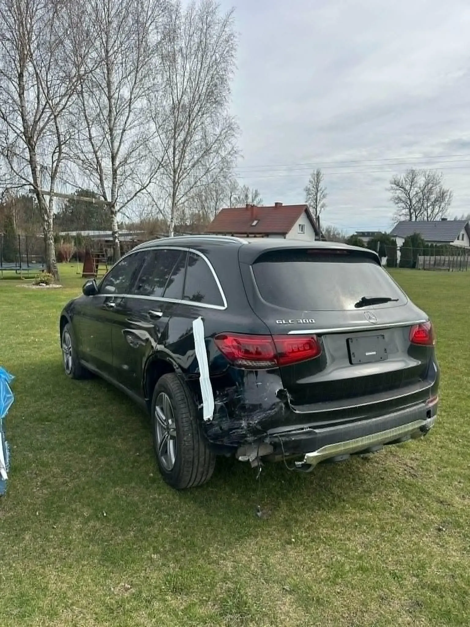 Mercedes GLC 300 z uszkodzonym bokiem – kosztorys naprawy powypadkowej