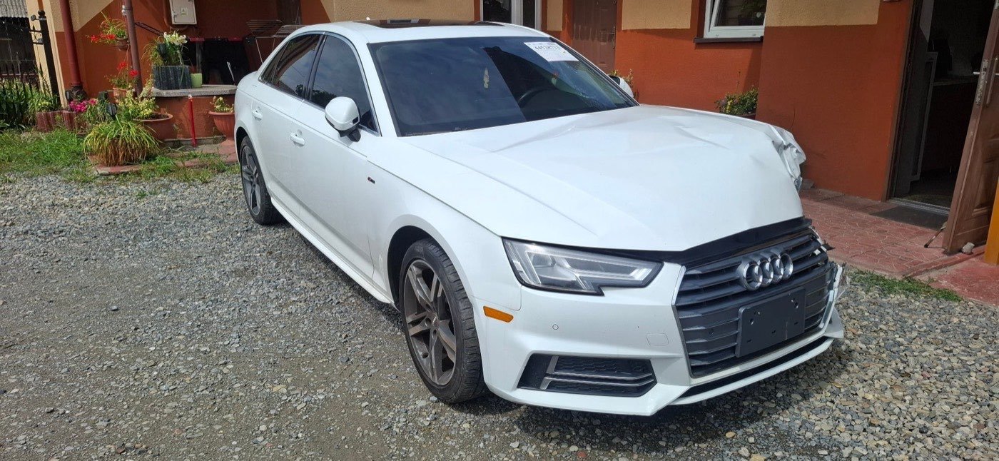 Audi A4 sprowadzone z USA z uszkodzonym przodem i naklejką aukcyjną za szybą