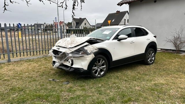 Uszkodzona Mazda z USA – widok przedniej i bocznej części pojazdu