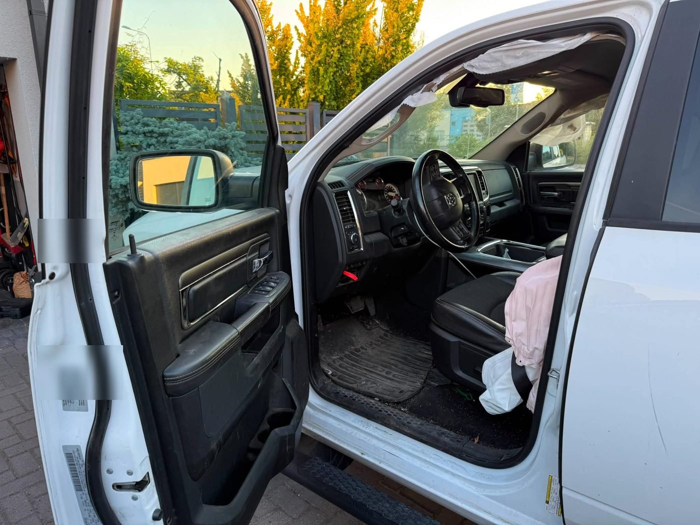 Wnętrze Dodge RAM 1500 z wystrzelonymi poduszkami powietrznymi
