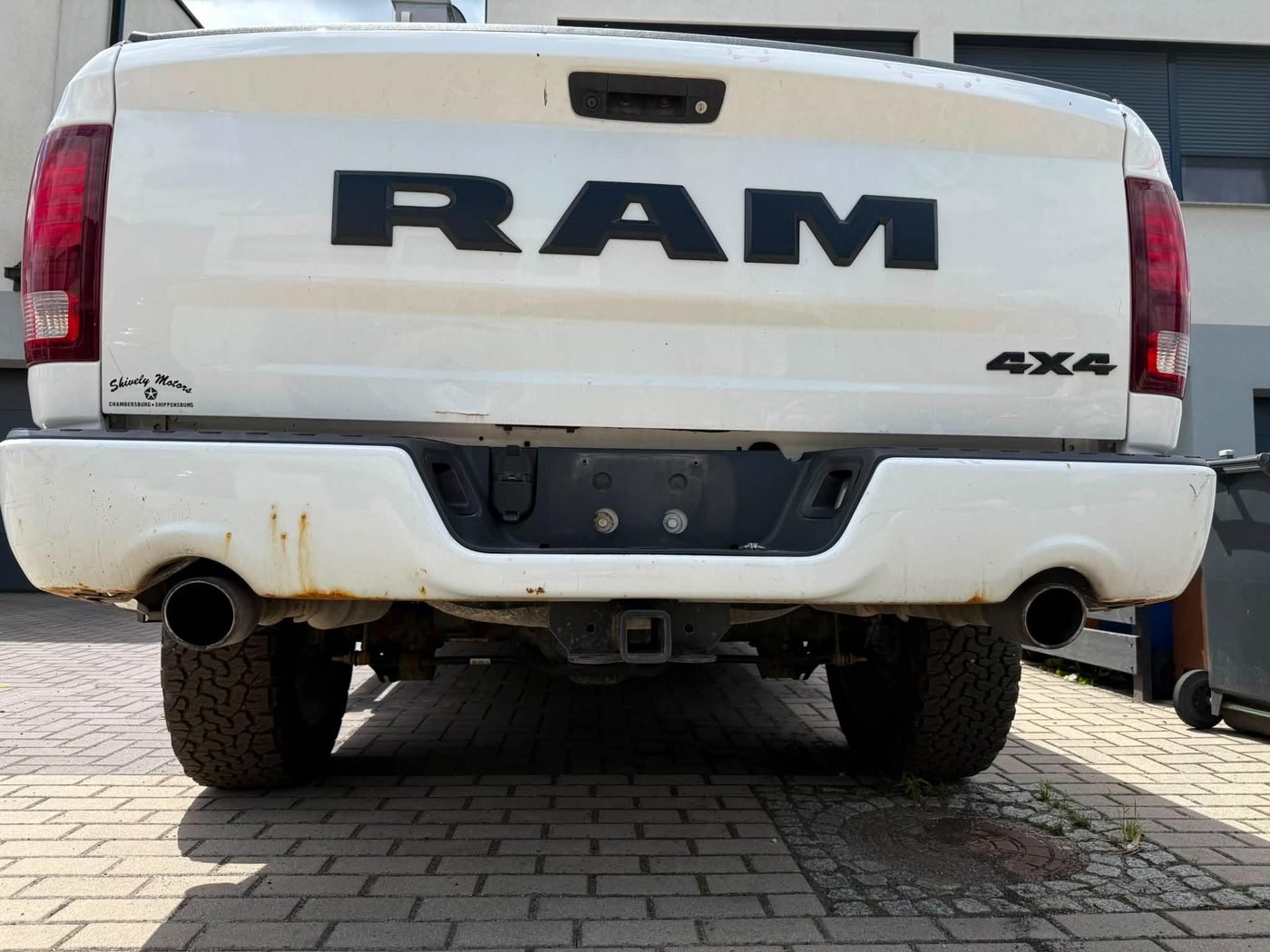 Dodge RAM 1500 z USA – widok z tyłu, naklejka amerykańskiego dealera