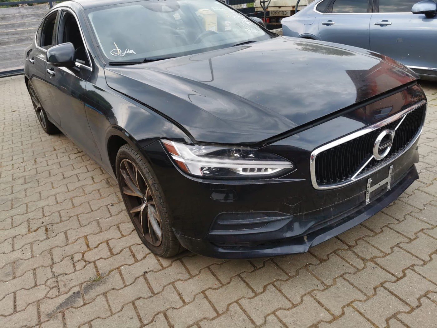 Volvo S90 z uszkodzonym przodem – wartość rynkowa niższa niż katalogowa
